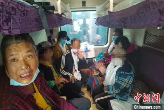圖為乘坐Z266次列車的西藏先心病患兒和陪同人員。拉薩車站 供圖