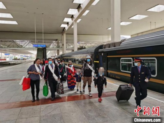 圖為拉薩車站工作人員為西藏先心病患兒和陪同人員提供“綠色”接力幫扶，并開通了專門通道，讓他們快速進站上車。拉薩車站 供圖