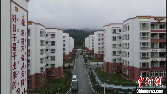 越西縣最大的易地扶貧搬遷安置點(diǎn)——城北感恩社區(qū)。　何浠 攝