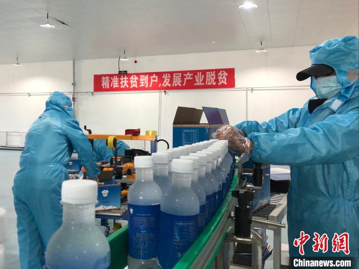 圖為阿里地區(qū)措勤縣某飲用水加工公司，該公司以“基地+公司+貧困民眾”為運(yùn)營(yíng)模式，帶動(dòng)貧困民眾68戶232人?！≈x牧 攝