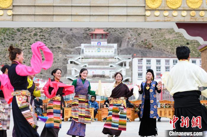 圖為西藏昌都市洛隆縣易地搬遷安置點(diǎn)阿托卡小康示范新村村民載歌載舞慶脫貧(資料圖)。　何蓬磊 攝