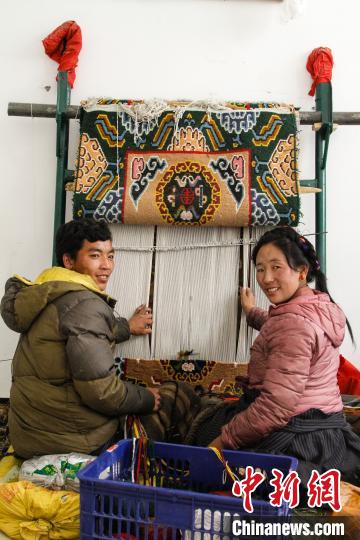圖為1月15日，在日喀則市謝瑪氆氌農(nóng)村合作社，拉孜村一對夫婦在編織卡墊(資料圖)?！≮w朗 攝