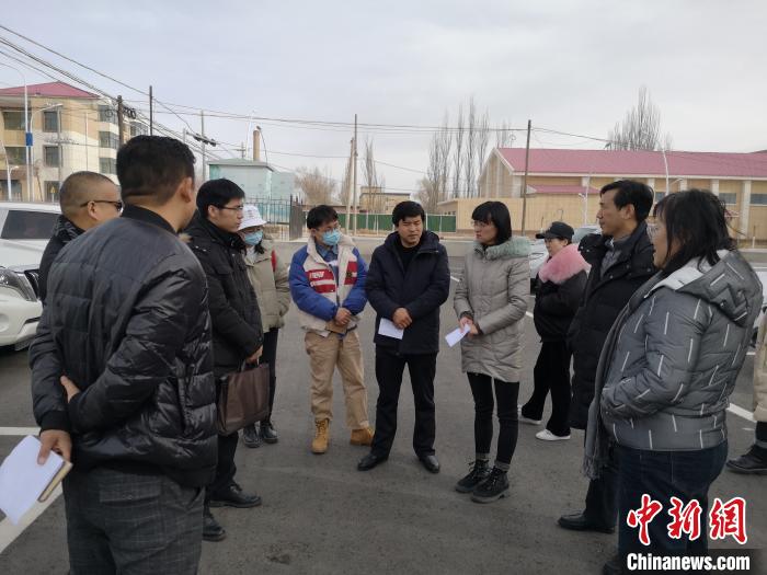 圖為青海大學工作人員正在現(xiàn)場考察該項目進行情況?！±罱瓕?攝