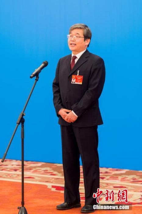 3月10日，全國(guó)政協(xié)十三屆四次會(huì)議第三場(chǎng)“委員通道”采訪活動(dòng)在北京人民大會(huì)堂新聞發(fā)布廳舉行。圖為全國(guó)政協(xié)委員阿拉坦倉(cāng)通過(guò)網(wǎng)絡(luò)視頻方式接受媒體采訪。<a target='_blank' ><p  align=