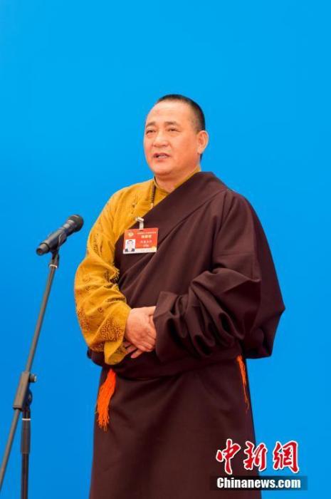 3月10日，全國(guó)政協(xié)十三屆四次會(huì)議第三場(chǎng)“委員通道”采訪活動(dòng)在北京人民大會(huì)堂新聞發(fā)布廳舉行。圖為全國(guó)政協(xié)委員洛桑山丹通過(guò)網(wǎng)絡(luò)視頻方式接受媒體采訪。<a target='_blank' ><p  align=