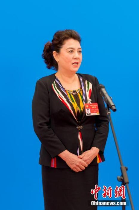 3月10日，全國(guó)政協(xié)十三屆四次會(huì)議第三場(chǎng)“委員通道”采訪活動(dòng)在北京人民大會(huì)堂新聞發(fā)布廳舉行。圖為全國(guó)政協(xié)委員古麗帕麗·阿不都拉通過(guò)網(wǎng)絡(luò)視頻方式接受媒體采訪。<a target='_blank' ><p  align=