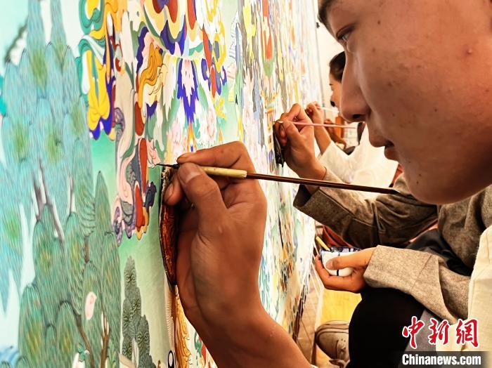 圖為畫師繪畫唐卡?！●R文莉 供圖