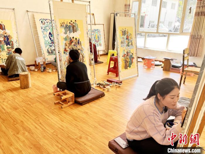 圖為畫室內(nèi)學(xué)徒練習(xí)繪畫唐卡?！●R文莉 供圖