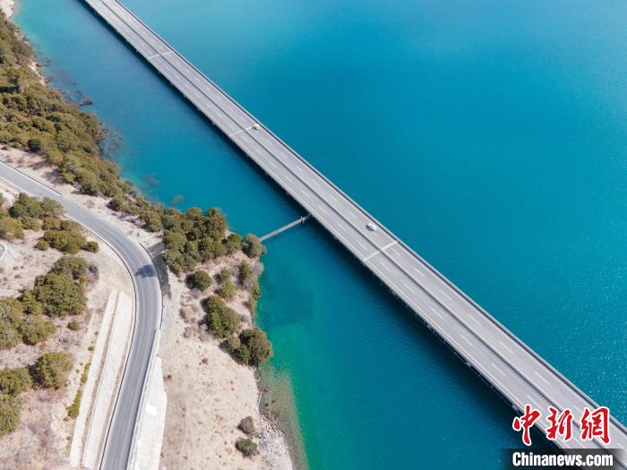 圖為西藏林拉高等級(jí)公路多布湖段風(fēng)光?！〗w波 攝