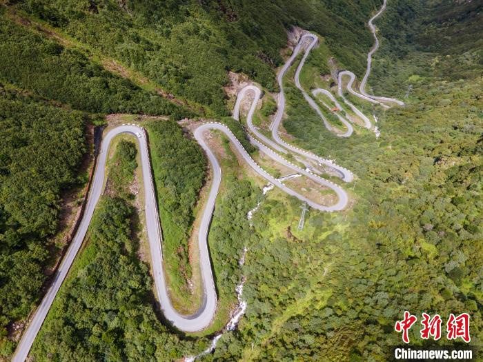 圖為西藏山南錯(cuò)那縣的盤(pán)山公路，錯(cuò)那縣被命名為全國(guó)“四好農(nóng)村路”示范縣。　江飛波 攝