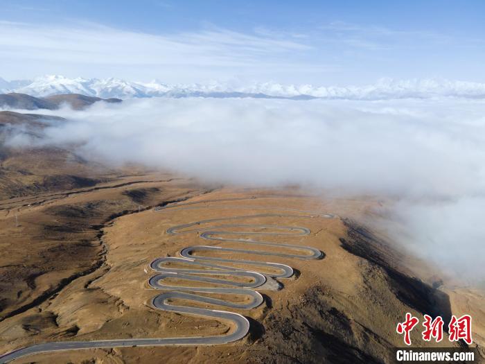 圖為西藏定日縣，前往珠穆朗瑪峰大本營(yíng)蜿蜒的公路與云海?！〗w波 攝