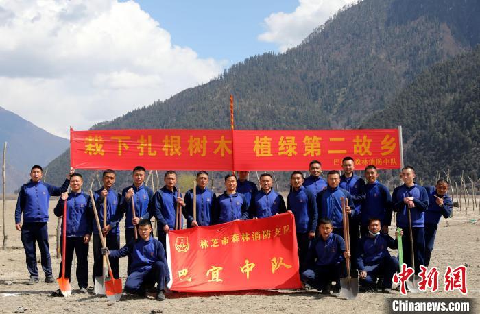 林芝市巴宜區(qū)森林消防中隊(duì)志愿服務(wù)隊(duì)合影留念。　西繞拉翁 攝