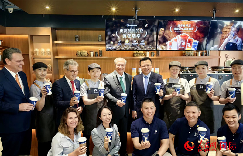 巴西副總統(tǒng)阿爾克明在北京某咖啡店推廣巴西咖啡。人民網(wǎng)記者 符園園攝