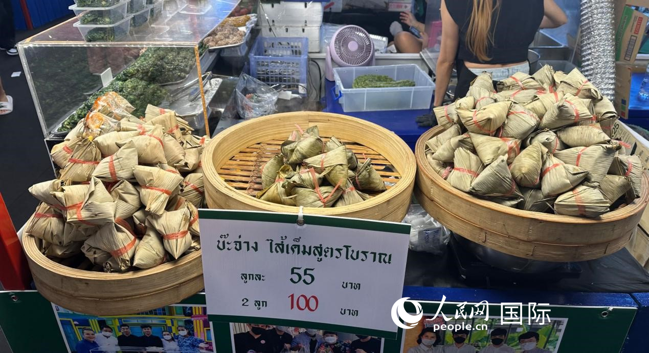 泰國街頭小吃店售賣粽子。人民網(wǎng)記者 簡(jiǎn)承淵攝