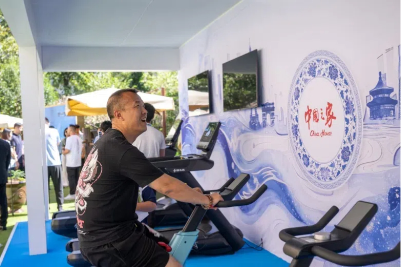 參觀者在智慧體育公園體驗(yàn)動(dòng)感單車。巴黎