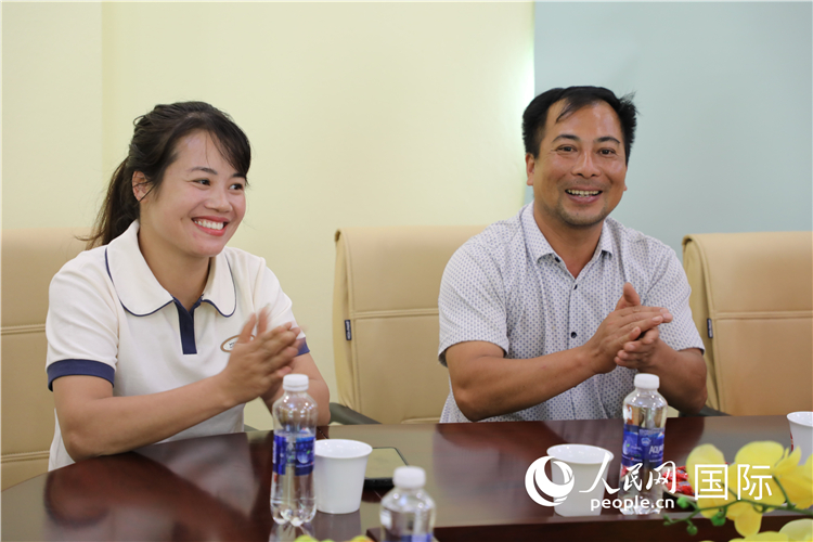 越南沙巴市黃連寄宿制民族小學(xué)老師阮氏秋姮、阮文享。人民網(wǎng)記者簡承淵攝