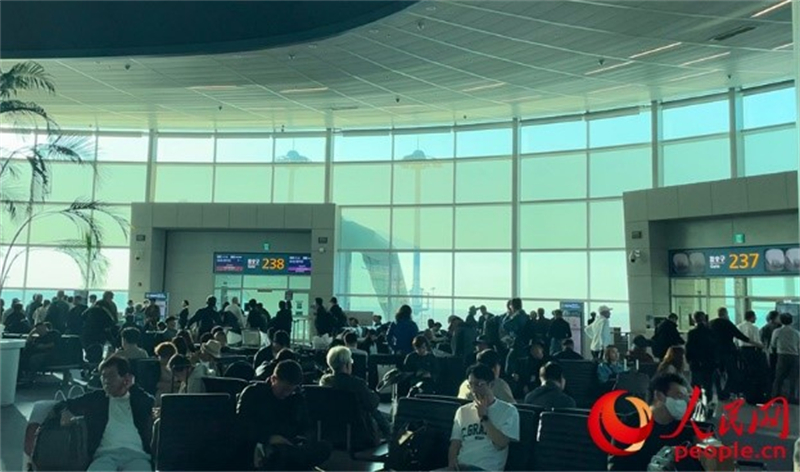 仁川機(jī)場(chǎng)等待登機(jī)的旅客。人民網(wǎng) 李帆攝