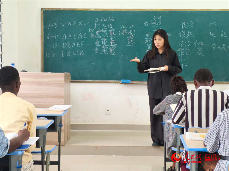 中國老師在給學(xué)生們講課。人民網(wǎng)記者 黃培昭攝