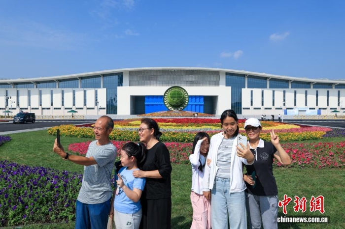 8月31日，天津，市民在2025年上海合作組織峰會(huì)主會(huì)場(chǎng)外自拍。當(dāng)日，2025年上海合作組織峰會(huì)在天津舉行。<a target='_blank' href='/'><p  align=