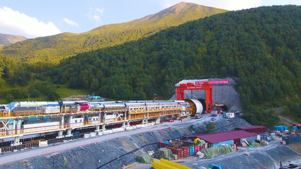 “高加索號”單護盾硬巖掘進機（TBM）。中鐵隧道局格魯吉亞KK公路隧道項目部供圖