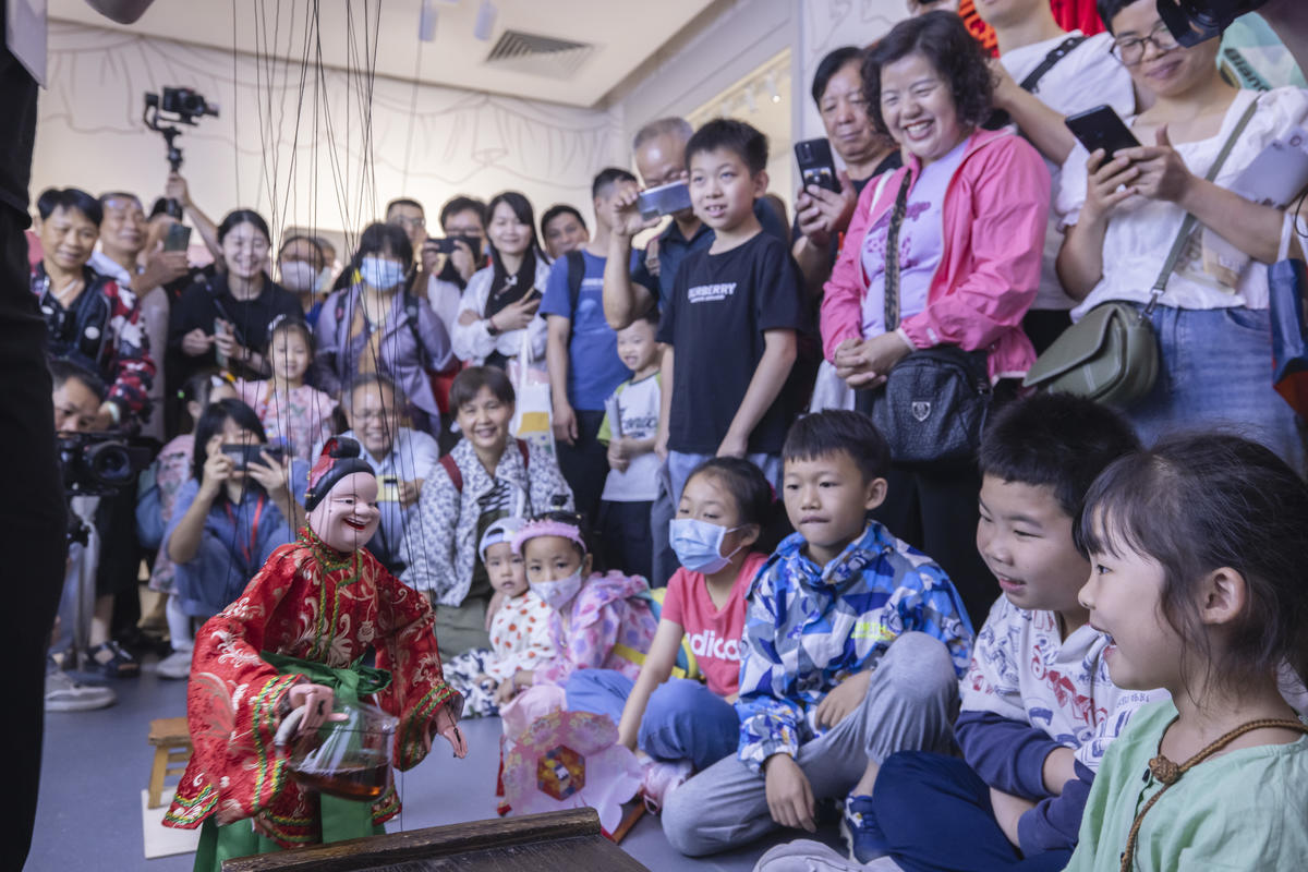 5月1日，廣州市白鵝潭大灣區(qū)藝術(shù)中心非物質(zhì)文化遺產(chǎn)館內(nèi)，精彩的梅縣提線木偶戲表演吸引了眾多游客駐足觀賞。 來(lái)源：人民圖片網(wǎng)