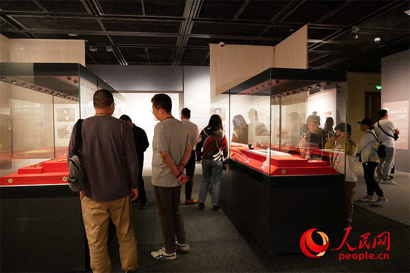 “五一”假期，游客在首都博物館參觀展覽。人民網(wǎng)記者 韋衍行攝