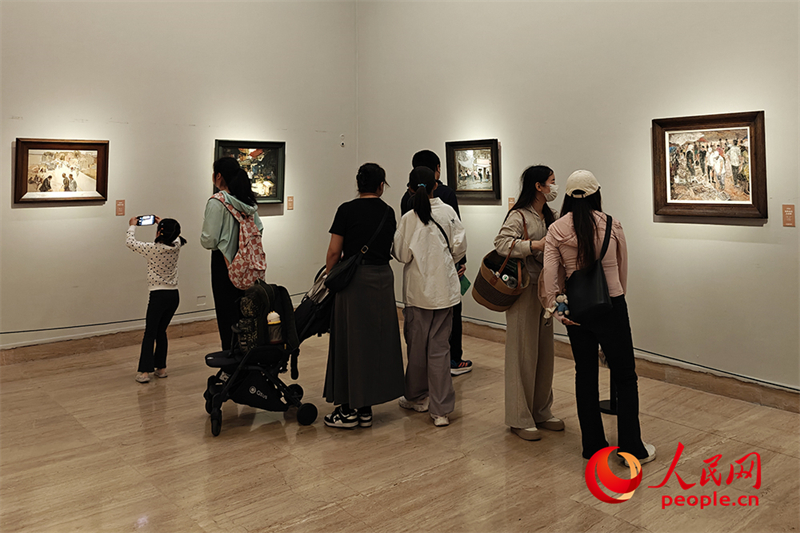 “五一”假期，游客在中國美術(shù)館參觀“大美勞動者——中國美術(shù)館藏勞動題材美術(shù)作品展（第二期）”。人民網(wǎng)記者 韋衍行攝