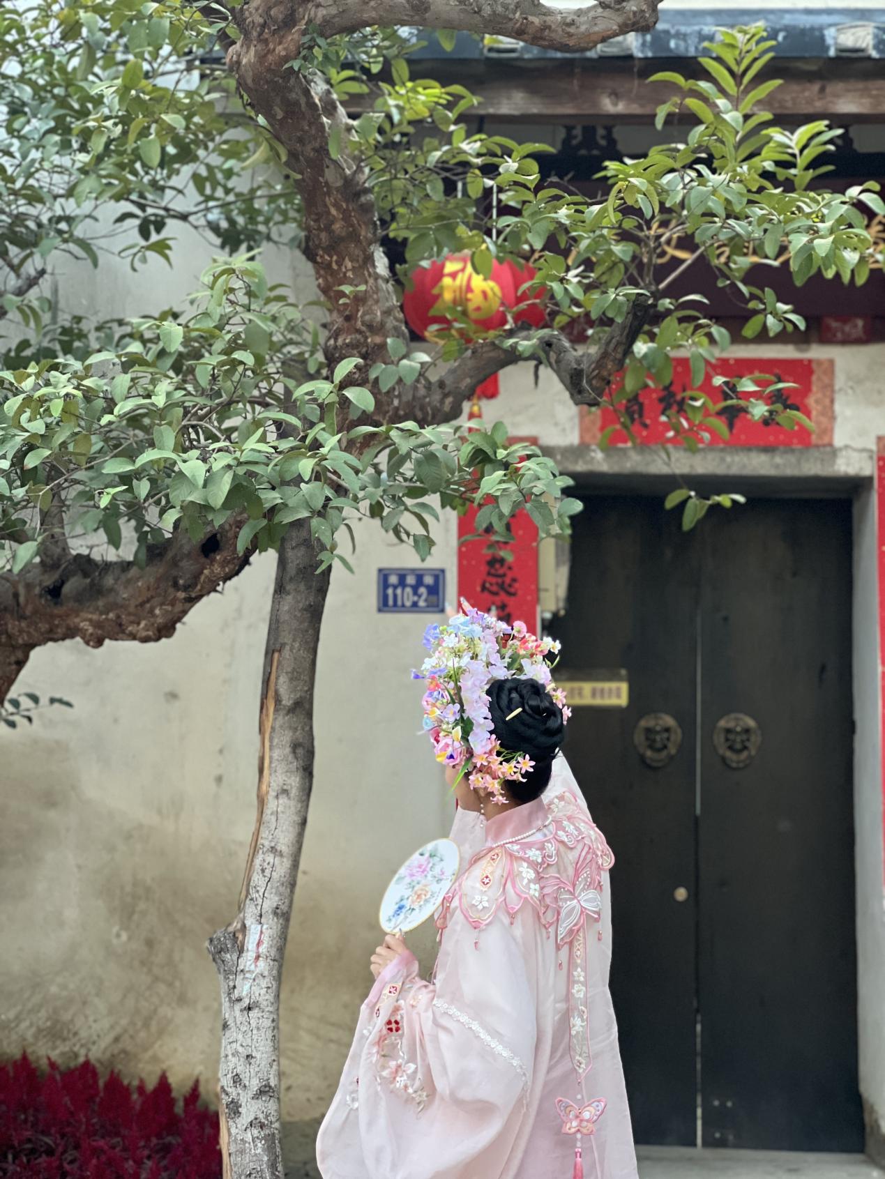 福建泉州，頭戴簪花的游客正拍照留念。人民網(wǎng) 歐陽易佳攝