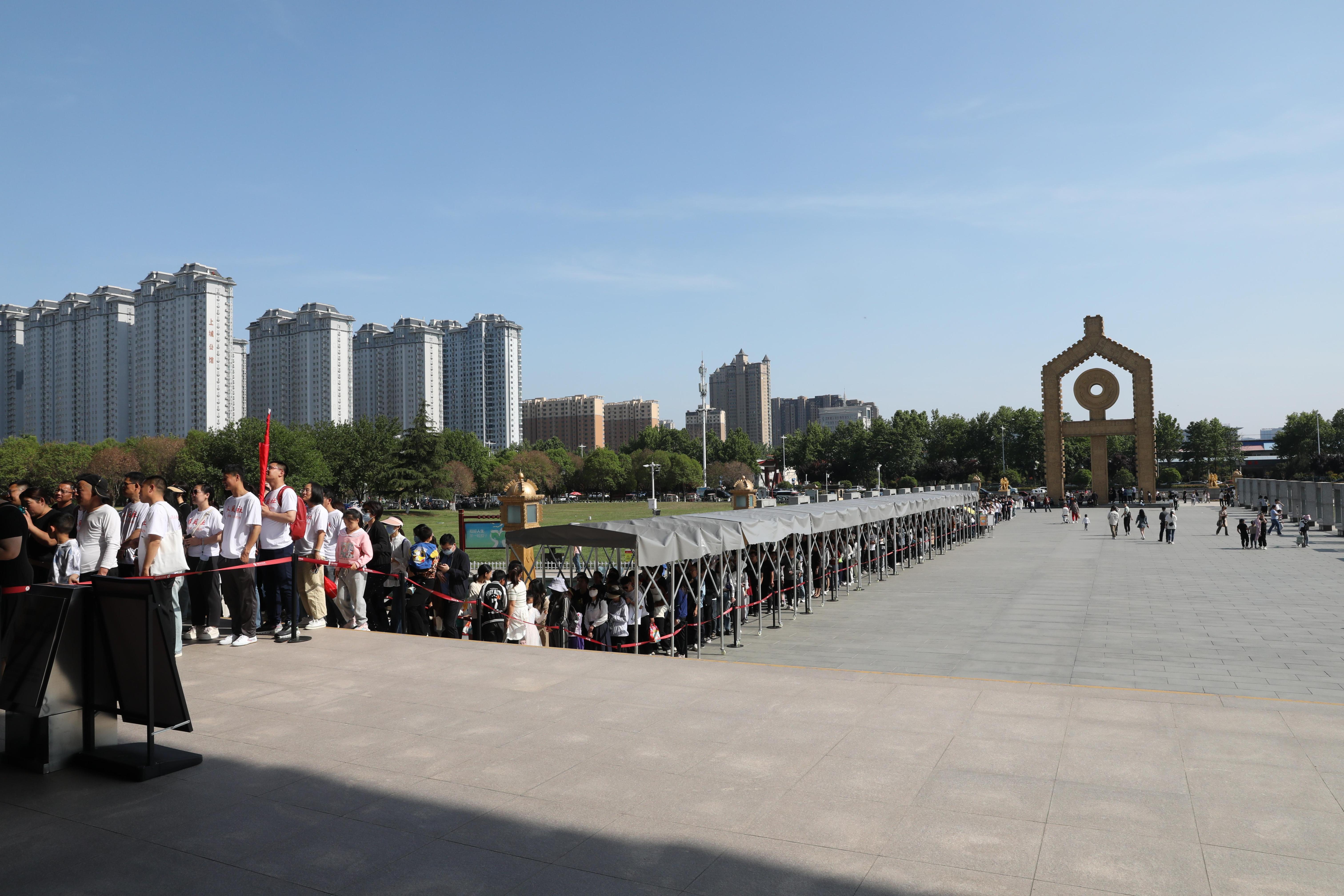 “五一”期間，中國文字博物館外游客有序排隊(duì)。中國文字博物館供圖