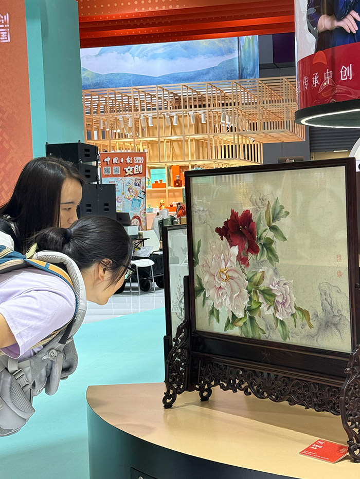 “文創(chuàng)中國”專題展區(qū)。參展觀眾供圖