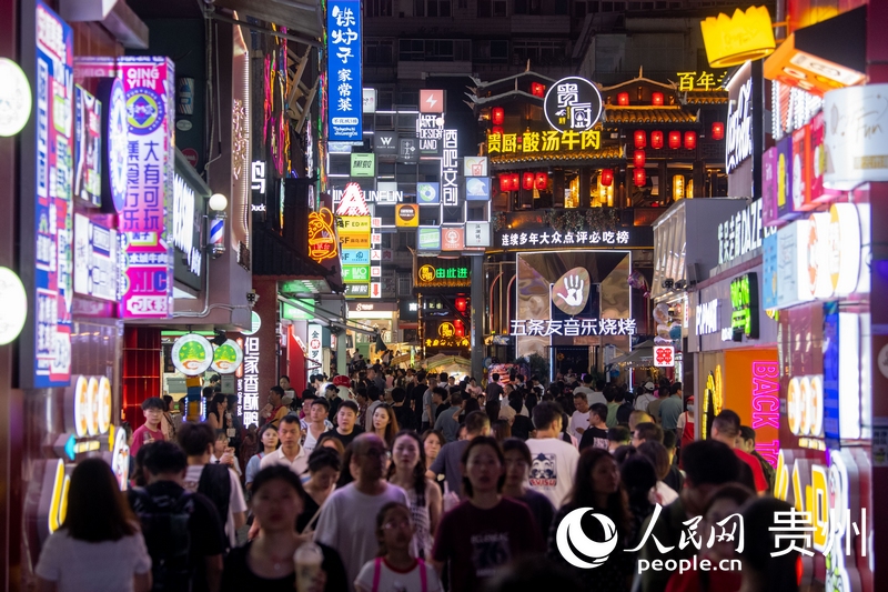 6月21日，貴陽(yáng)，青云市集內(nèi)游人如織。人民網(wǎng)記者 翁奇羽攝