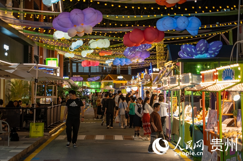 6月21日，貴陽(yáng)新印廠霓虹閃爍，映照城市夜生活。人民網(wǎng) 陽(yáng)茜攝