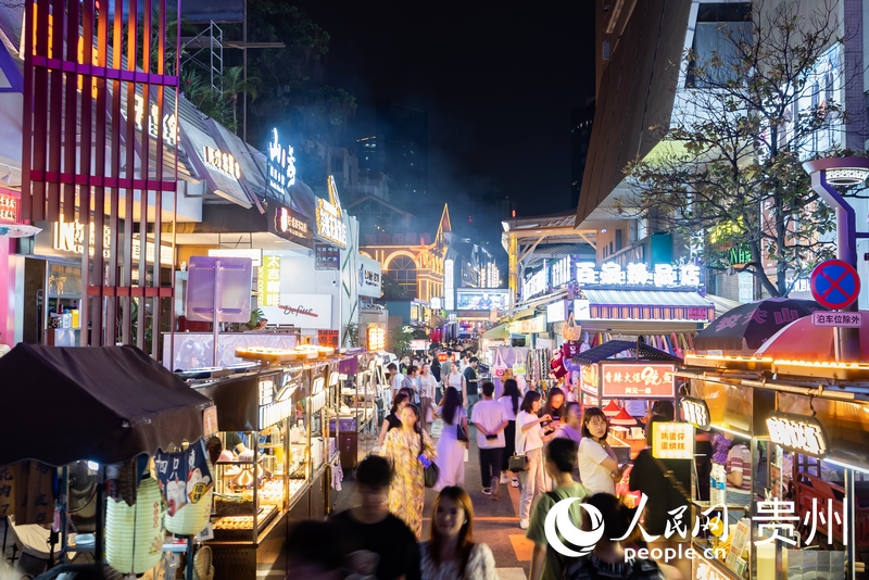 6月21日，夜幕下人頭攢動(dòng)的貴陽(yáng)市太平路街區(qū)。人民網(wǎng)記者 涂敏攝