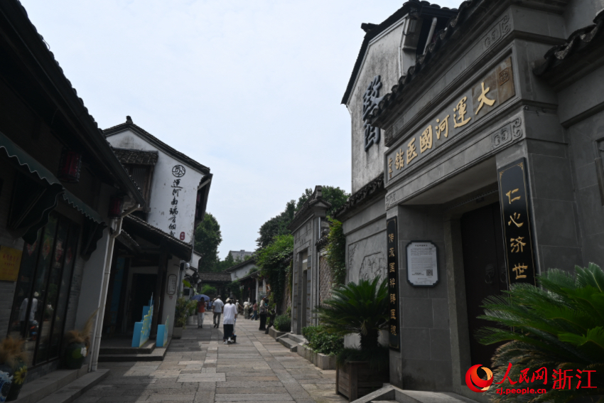 運河邊的老建筑被完好保存下來。人民網(wǎng)記者 張麗瑋攝