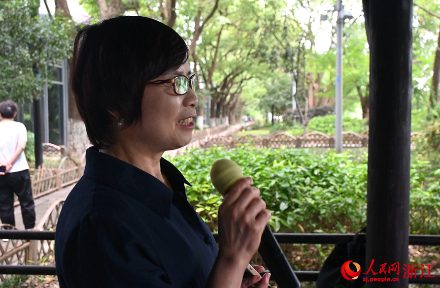 面向運河，任國萍放聲歌唱。人民網(wǎng)記者 張麗瑋