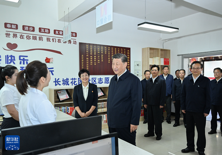 2024年6月19日下午，習(xí)近平在寧夏銀川市金鳳區(qū)長城花園社區(qū)黨群服務(wù)中心便民服務(wù)廳了解社區(qū)開展便民惠民服務(wù)等情況。新華社記者 謝環(huán)馳 攝