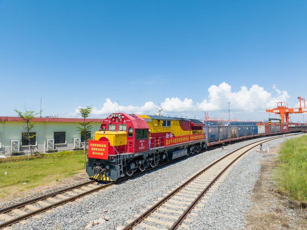 01 陸海新通道第20000列班車。陸海新通道運(yùn)營(yíng)公司供圖