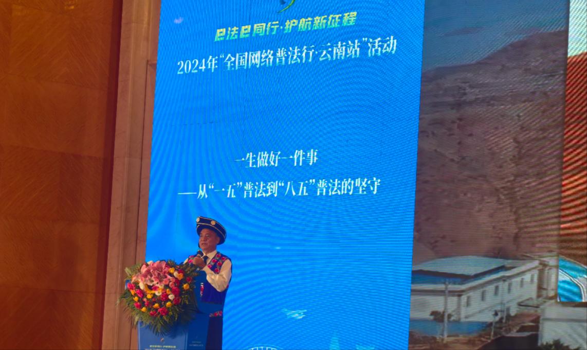 李學(xué)平分享普法的故事。人民網(wǎng)記者 孝金波攝