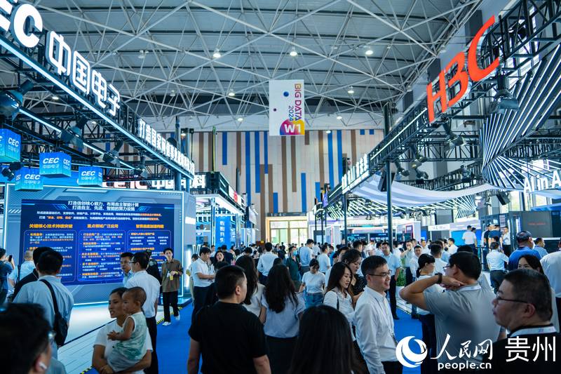 3、2024數(shù)博會共吸引400余家展商參展。人民網(wǎng) 陽茜攝.jpg