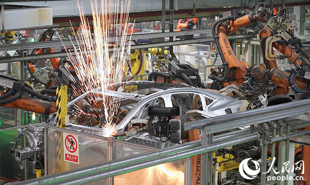 長(zhǎng)安汽車兩江工廠，機(jī)械臂正在工作。人民網(wǎng)記者 劉祎攝