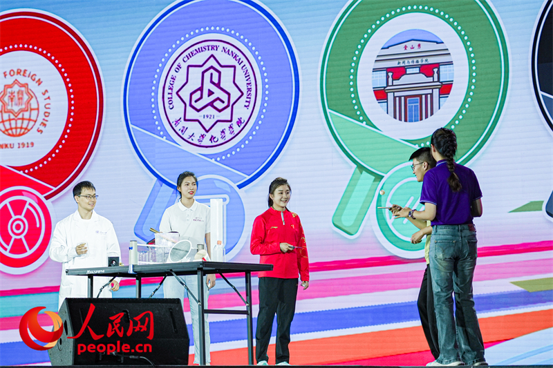 陳夢與南開學(xué)子互動(dòng)。人民網(wǎng)記者 于凱攝