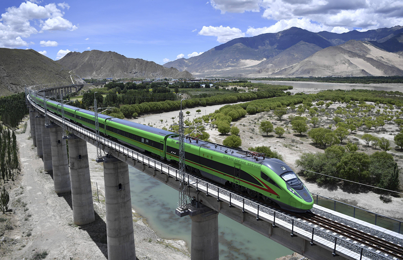 2022年6月22日，復(fù)興號(hào)列車行駛在西藏山南境內(nèi)。
