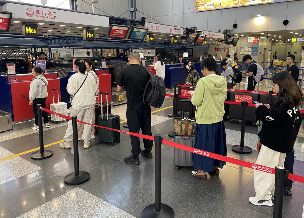 旅客在首都機(jī)場(chǎng)排隊(duì)辦理登機(jī)手續(xù)。人民網(wǎng)記者 喬雪峰攝