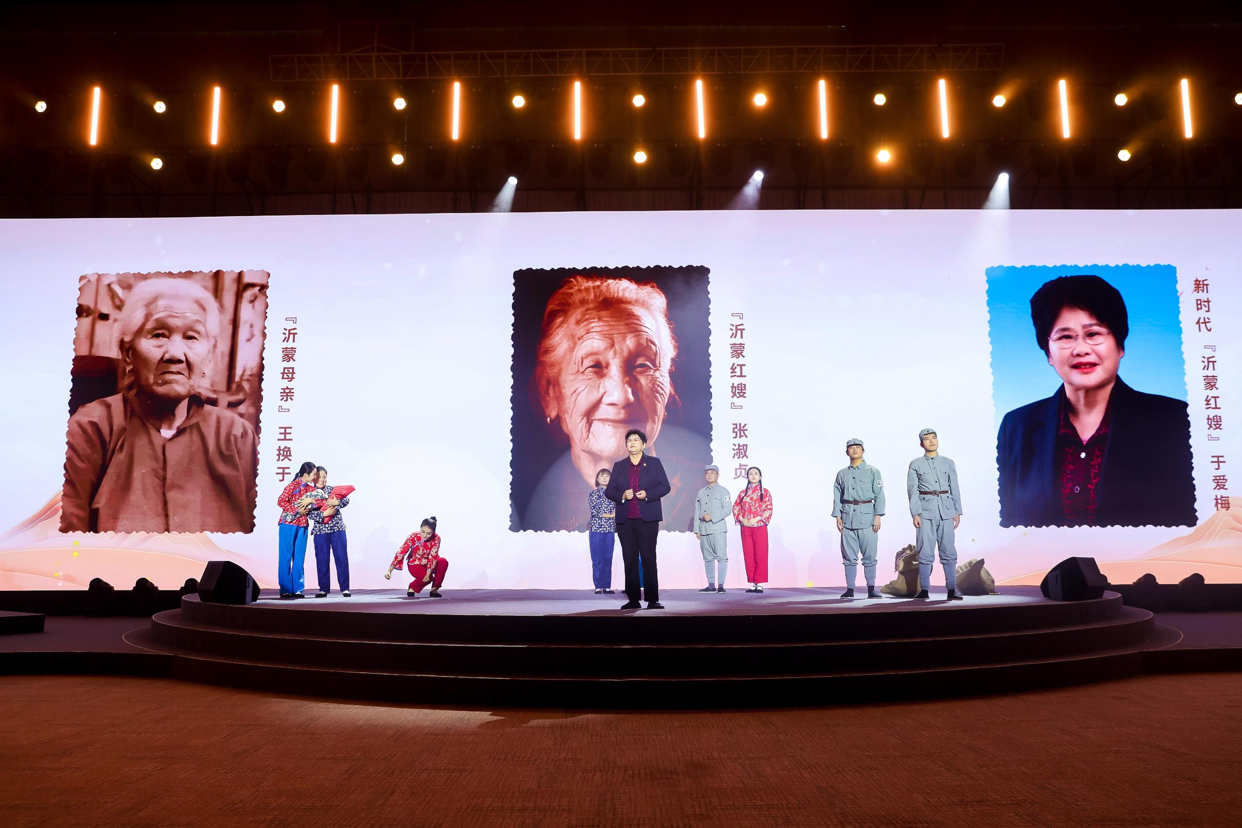 “何以中國(guó)·弦歌不輟”網(wǎng)絡(luò)主題活動(dòng)現(xiàn)場(chǎng)，于愛(ài)梅講述“沂蒙紅嫂”的故事。人民視頻供圖。