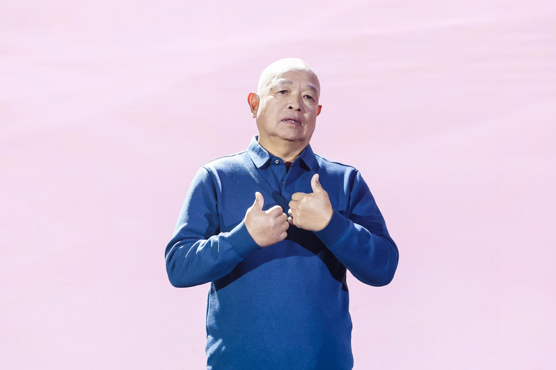 “山東好人”、煙臺(tái)市無(wú)聲洗車(chē)場(chǎng)經(jīng)理柳興濤。人民視頻供圖。