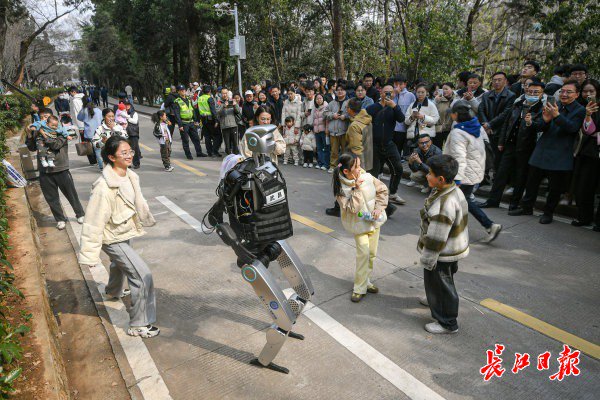 “智警小珞”人形機器人和小朋友們斗舞。長江日報記者史偉 攝