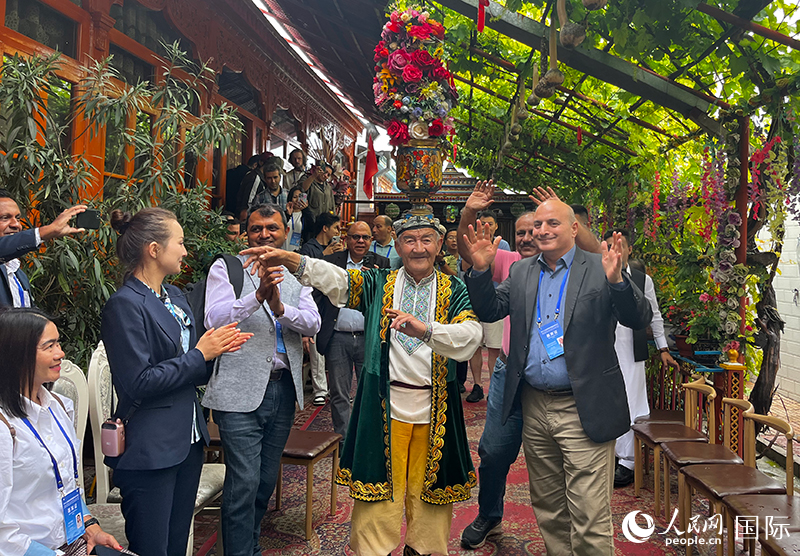 5月24日，外國(guó)媒體人在伊寧市喀贊其民俗旅游區(qū)參觀體驗(yàn)。 人民網(wǎng)記者 翟轉(zhuǎn)麗攝