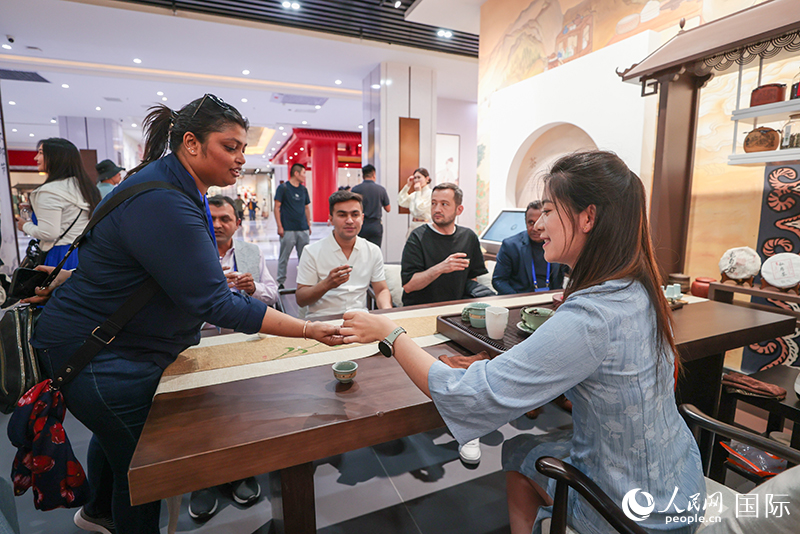 5月25日，外國(guó)媒體人在霍爾果斯國(guó)際邊境合作中心中國(guó)文化館參觀。人民網(wǎng)記者 張武軍攝