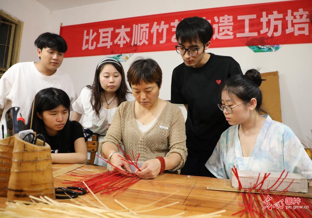 直播助農(nóng)、健康義診、扮靚街巷……青年學(xué)子暑期返鄉(xiāng)服務(wù)桑梓