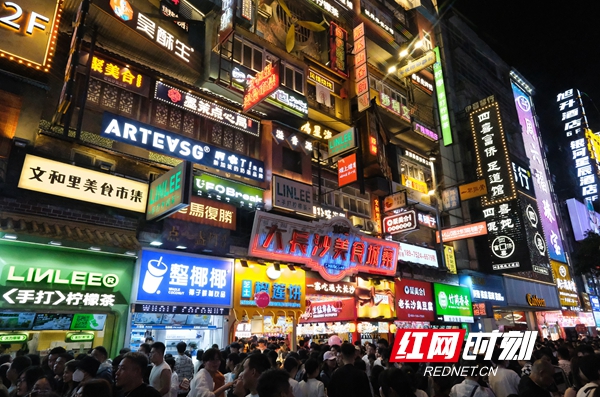 “五一”假期五一商圈客流激增，網紅長沙再現(xiàn)頂流效應。.jpg